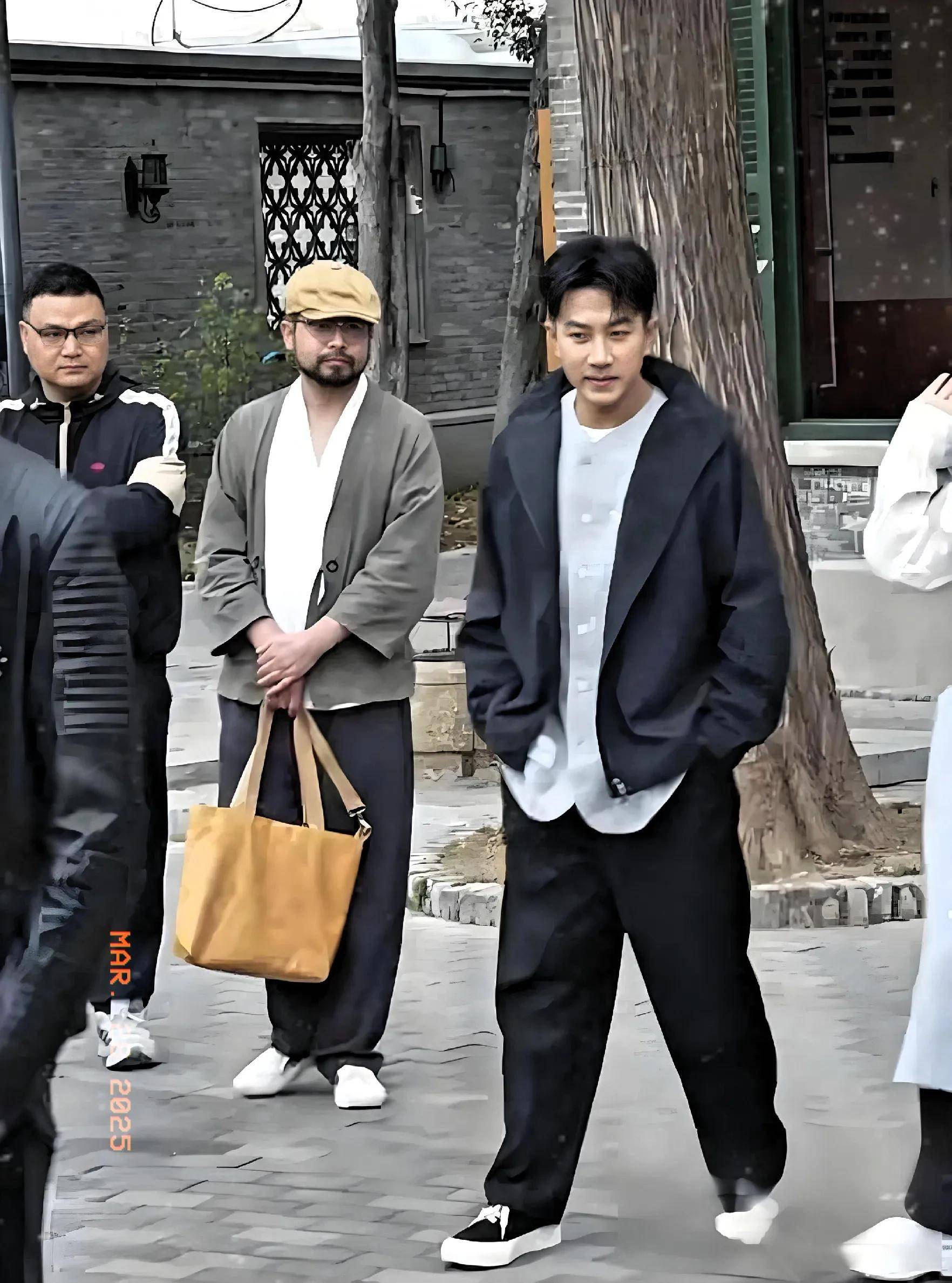 内地的抗老51岁刘恺威在网友镜头下硬帅麻