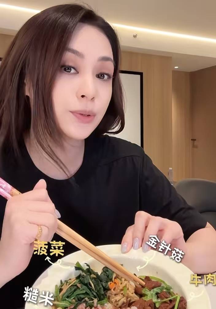 片穿比基尼秀性感近照变瘦美出新高度麻将胡了游戏44岁阿娇分享假期照(图3)