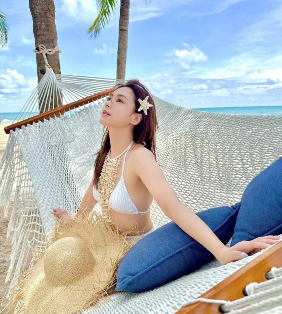 片穿比基尼秀性感近照变瘦美出新高度麻将胡了游戏44岁阿娇分享假期照(图8)